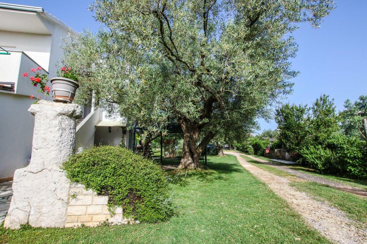 Apartments Vuceric Peroj Exterior foto