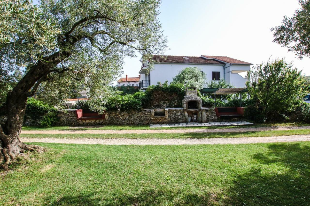 Apartments Vuceric Peroj Exterior foto